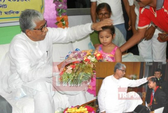 CM’s left hand blessing erects controversy in social programme CM’s left hand blessing erects controversy in social programme